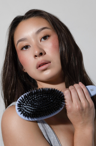 Model using Glow Beauty Smoothing Brush on straight hair