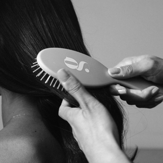Glow Beauty Detangling Brush — product close-up